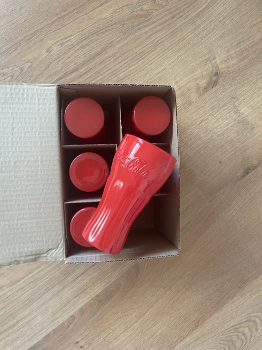 Червени чаши с надпис  Coca Cola