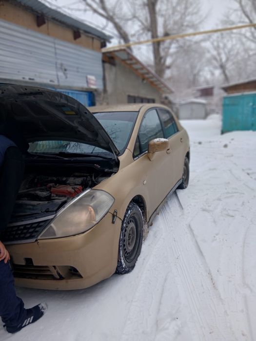 Nissan tida  машина
