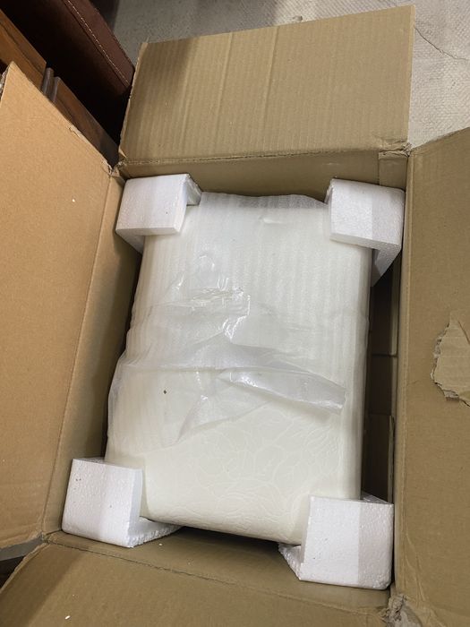 Кадифена табуретка за пиано с масивно дървени крачета