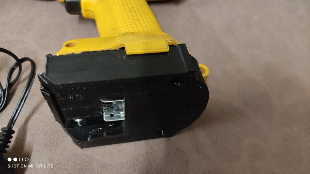 Винтоверт DeWalt с преход и преправена батерия