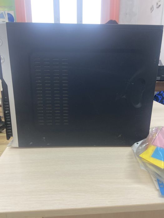 Офисный компьютер рабочем состояние