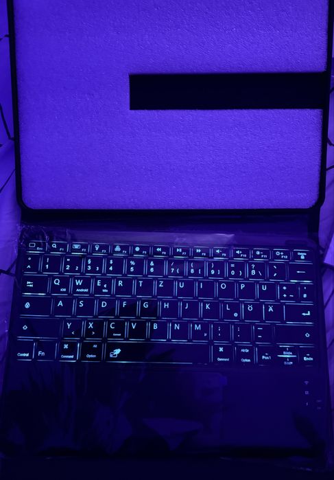 Husa iPad Pro/Air 12.9' cu tastatura rgb si touchpad noua