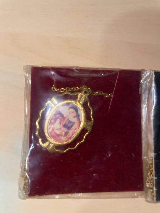 Продавам синджирчета с кръстчета и богородици.