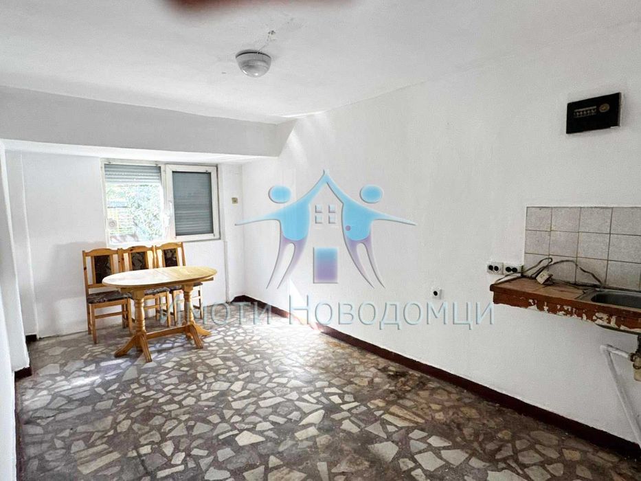 Продава се тухлен етаж от къща, в гр.Шумен, кв. Втори корпус