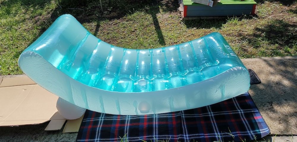 Надуваем шезлонг Intex Rockin' Lounge