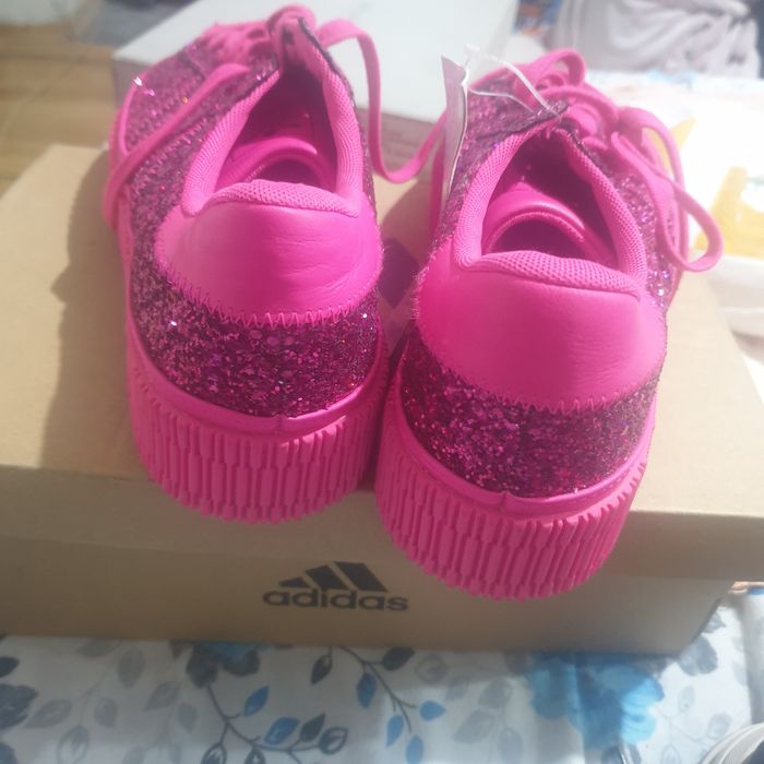 Vand adidași originali  nr 40 o singură pereche