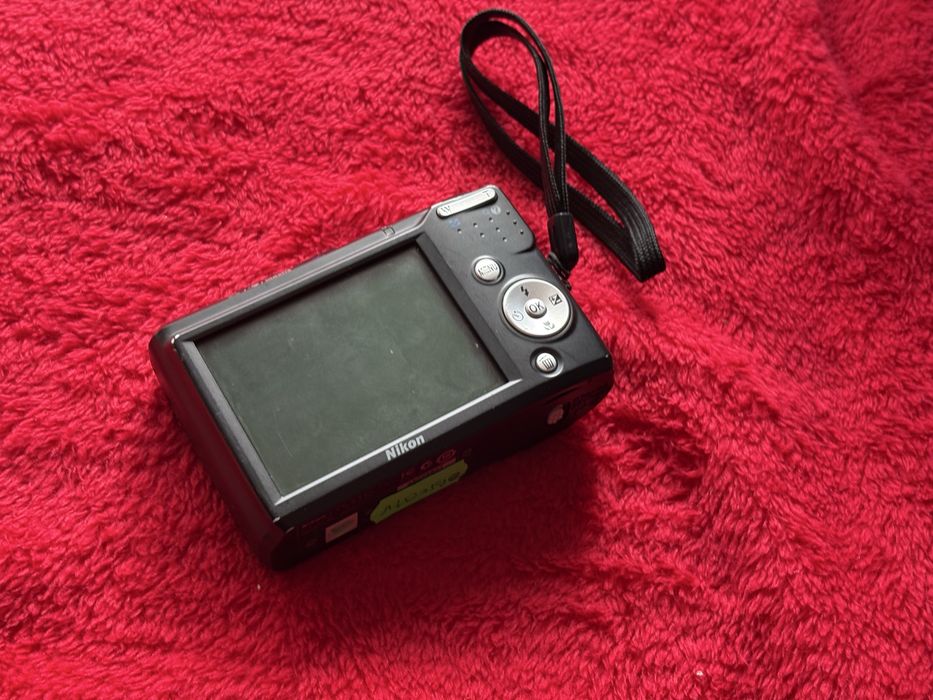 Aparat foto Nikon cu probleme la obiectiv