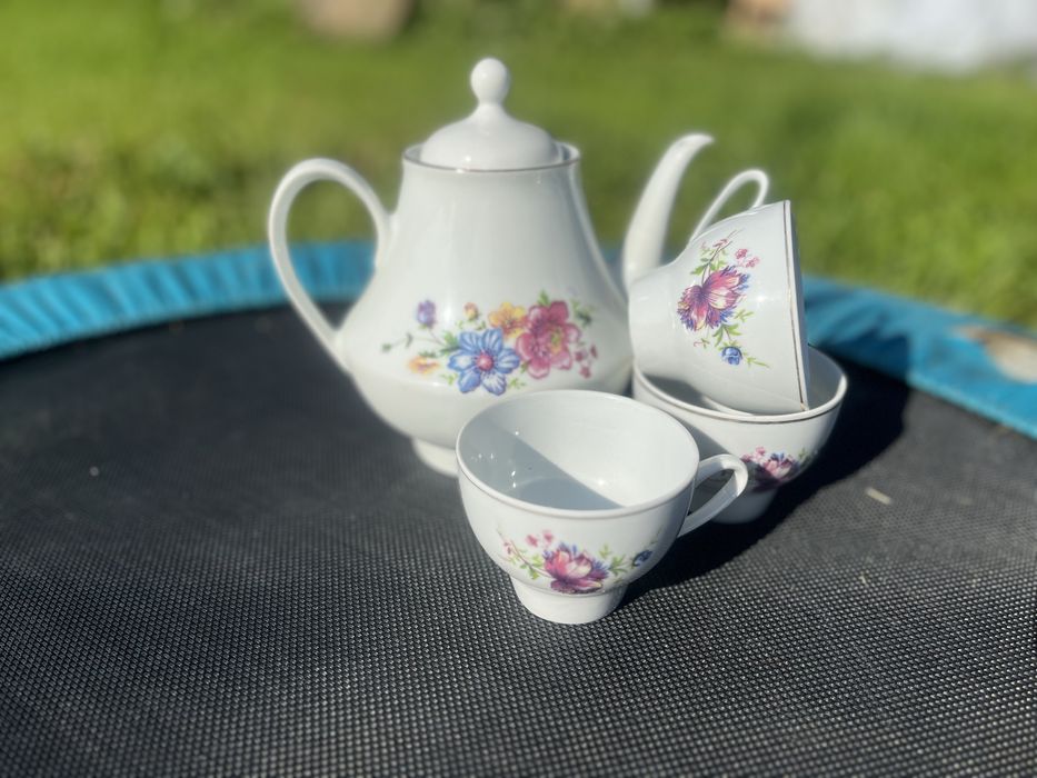 Порцеланов чайник с три чаши
