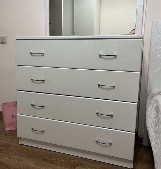 продается комод и зеркало