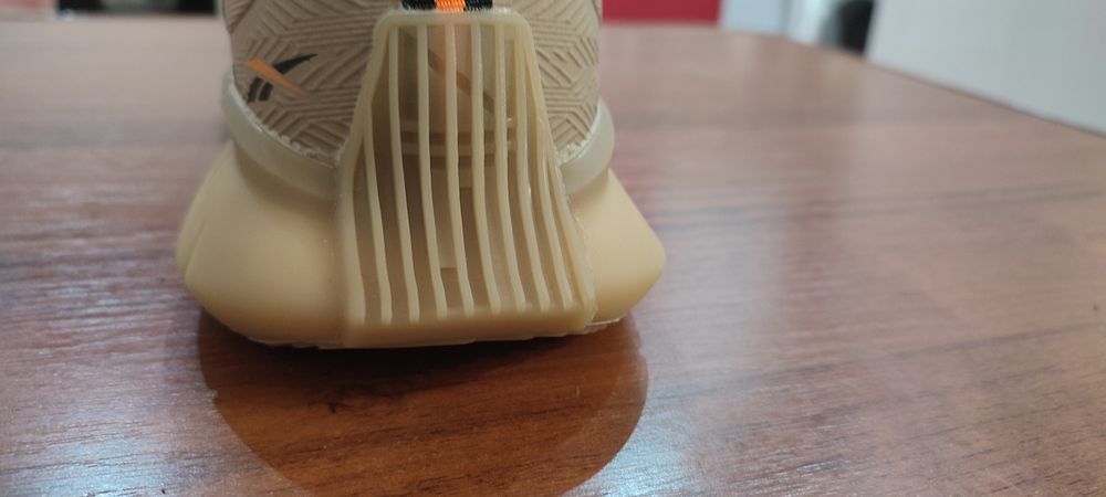 Продам кроссовки фирмы REEBOK