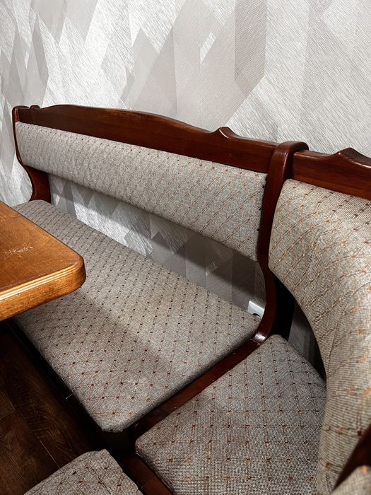 Стол и стулья в кухню