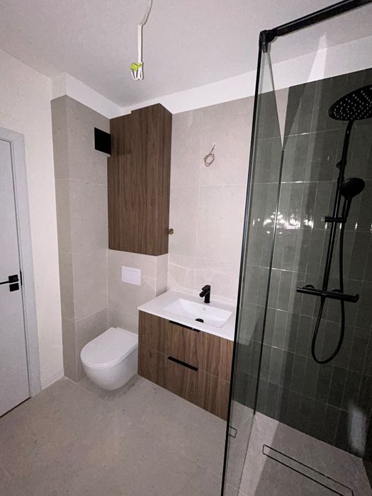 Închiriez apartament / 2 camere / NOU / etaj 1 / loc de parcare /