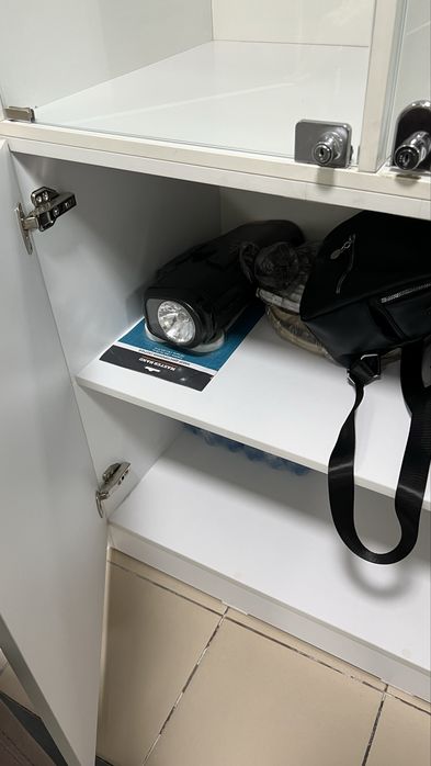 Шкаф со стеклянными дверцами