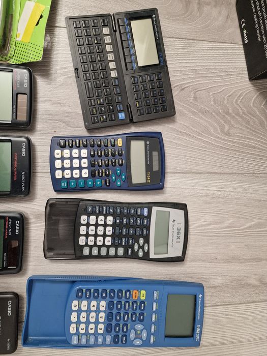 Lot 9 calculatoare stiintifice Texas Instrument si Casio