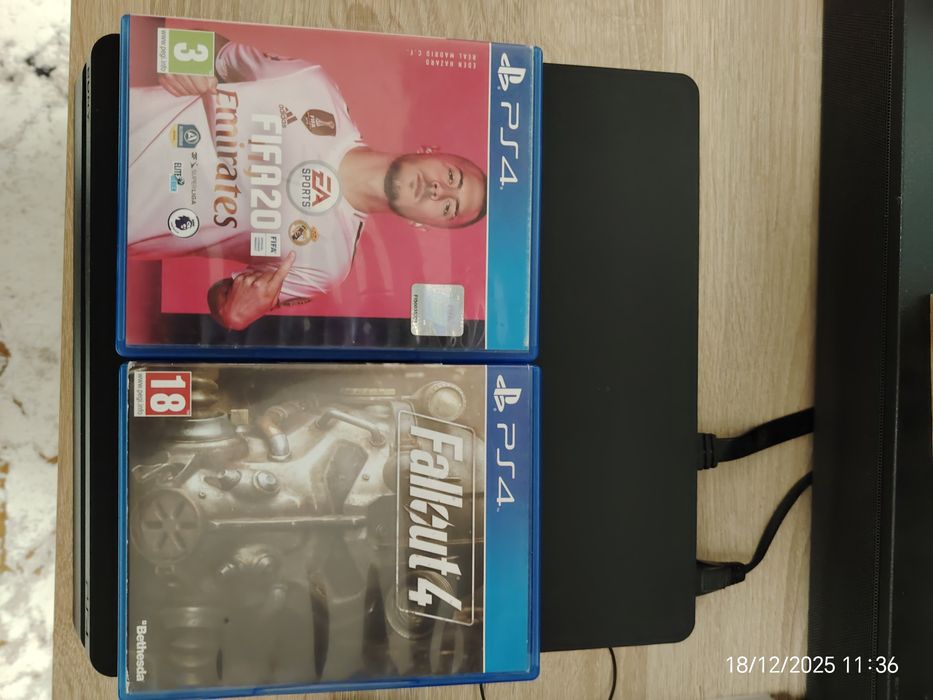 Vând consola Play station 4