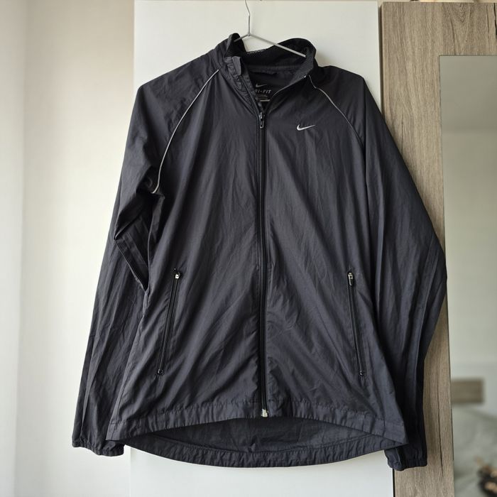 Дамска ветровка на марката Nike