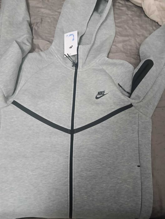 Vând trening Nike tech