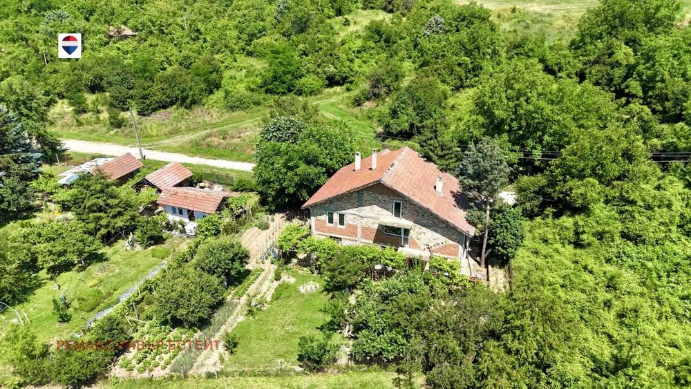 Къща на два етажа с двор в гр. Борово, обл. Русе