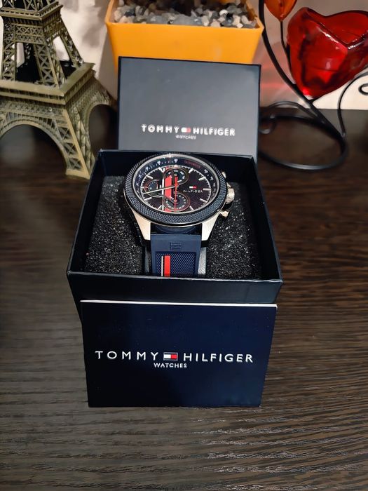 часы Tommy Hilfiger.