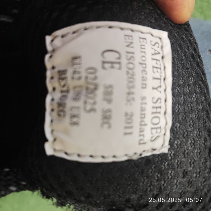 Рабочие ботинки новые с металлической вставкой