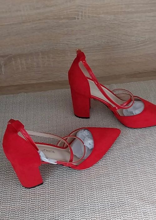 Обувки 39 номер червени