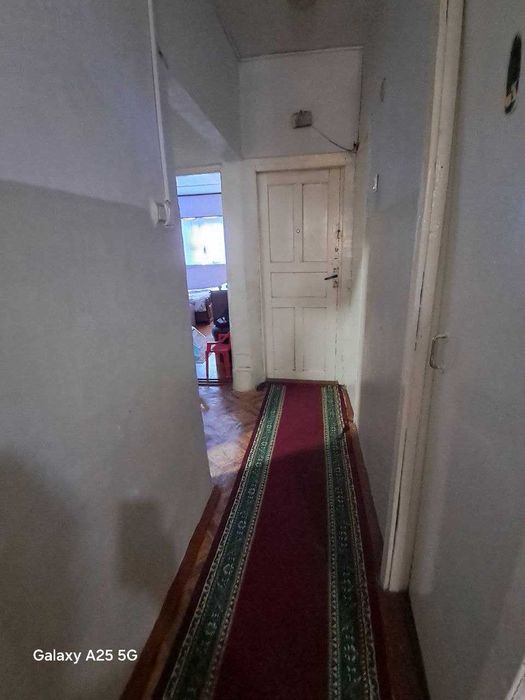 Mikrarayon 1/3 dan 4 etajli domni 3 etajida 2 xonali dom sotiladi.