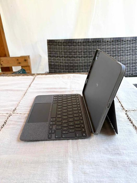 Logitech Folio Touch клавиатура с тъчпад за iPad Pro 11” - Отлично състояние