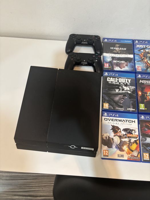 Vand Play station 4 doua console plus jocuri