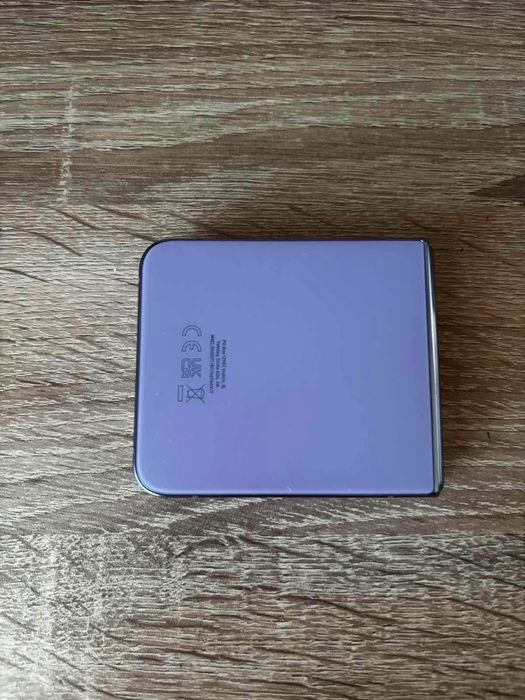 Продавам Samsung Galaxy Z flip 4