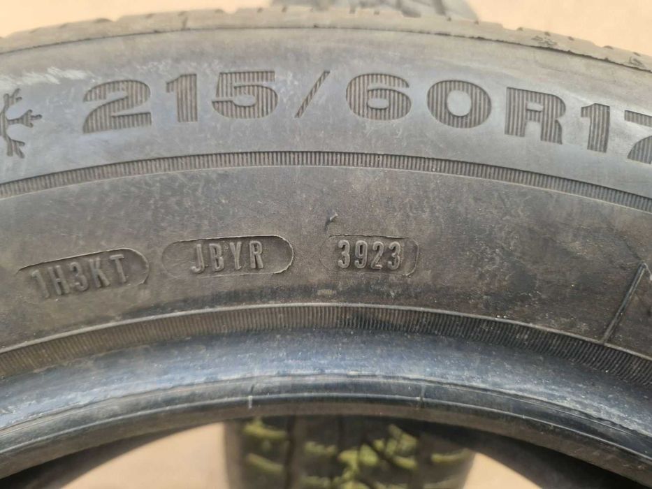 2 Dunlop R17 215/60
Зимни гуми 
DOT3923