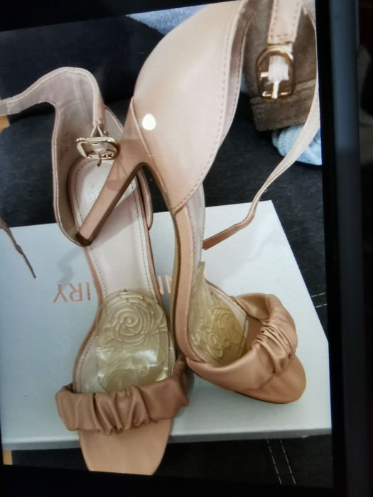 Pantofi decupati de dama eleganti