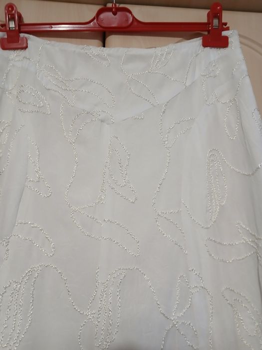Costum de vară alb ,fustă și maieu din mătase   la comandă