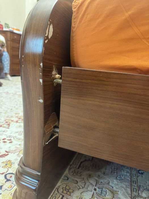 Кровать двухспальная, деревянная.