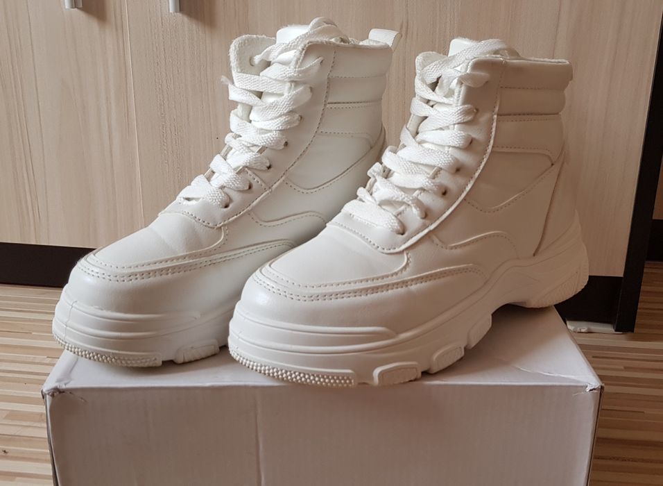 Дамски бели боти