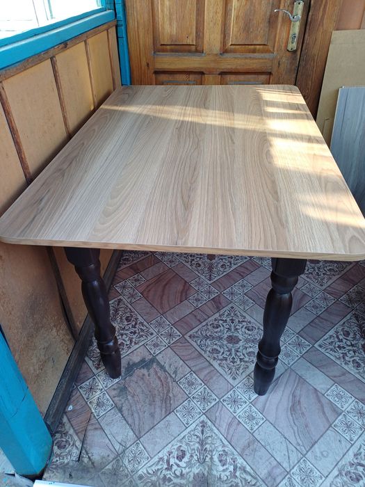 Продам стол кухонный.
