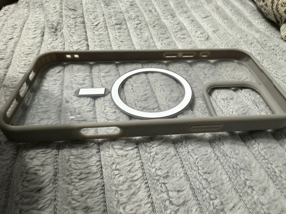 Продам чехол на IPhone 16pro max