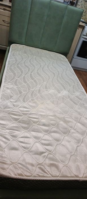 Кровать односпальная.