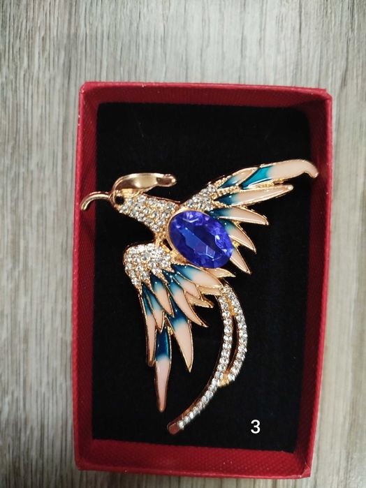 Страхотни брошка в кутия