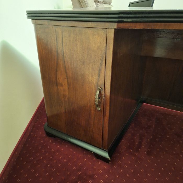 Mobilier birou clasic: masa, scaun si biblioteca