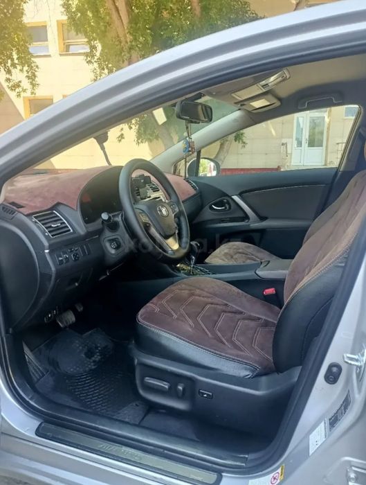 Чехлы  Тойота Авенсис