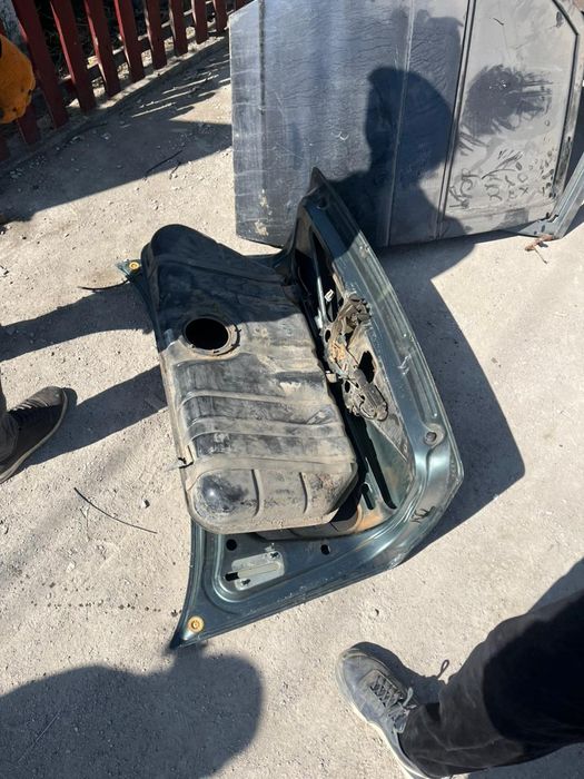 Приора запчасти дверь бак багаж