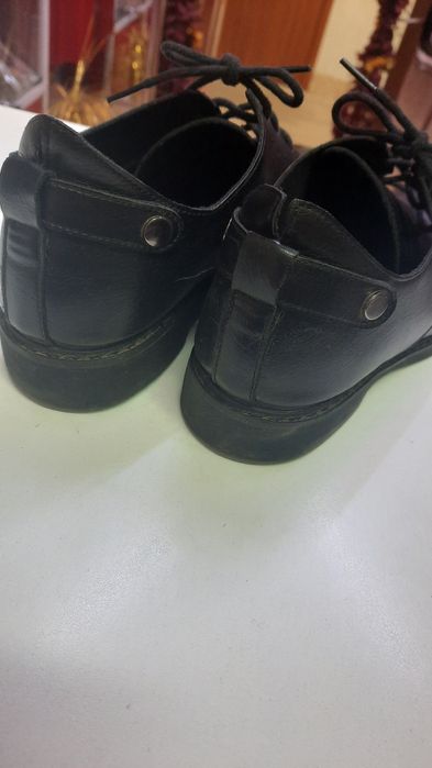 Продаю женские ботинки