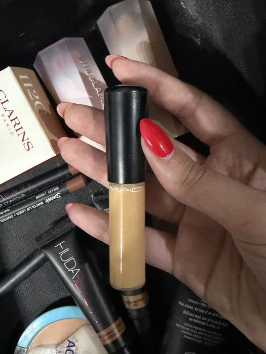 Гримове на huda ( сенки,контур,матови гланцове)