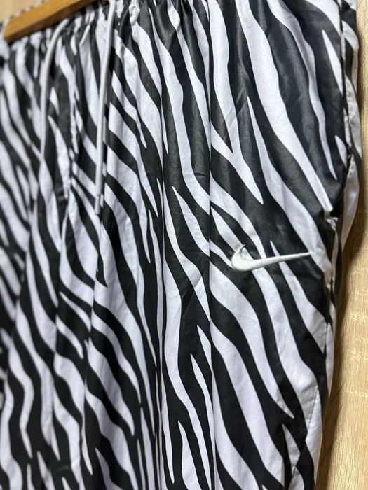 Дамско долнище Nike животински принт шушлек черен с ластик