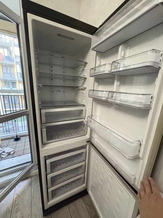 Продам холодильник Samsung 100000