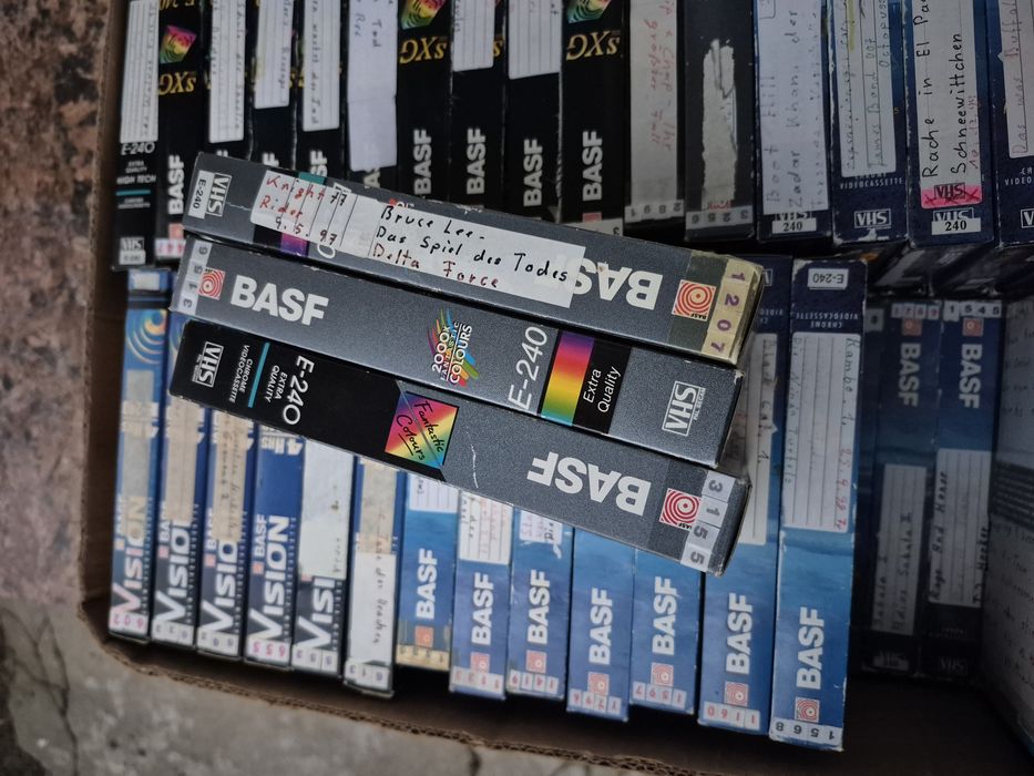 Vând 50 casete video VHS originale Basf de 240 minute cu  filme 


Vân