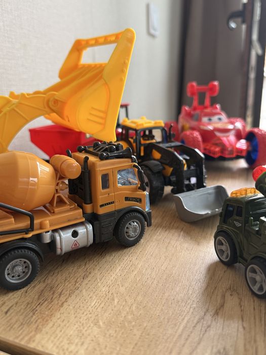 Лот играчки за момче. Багери, бетоновоз, трактор кола