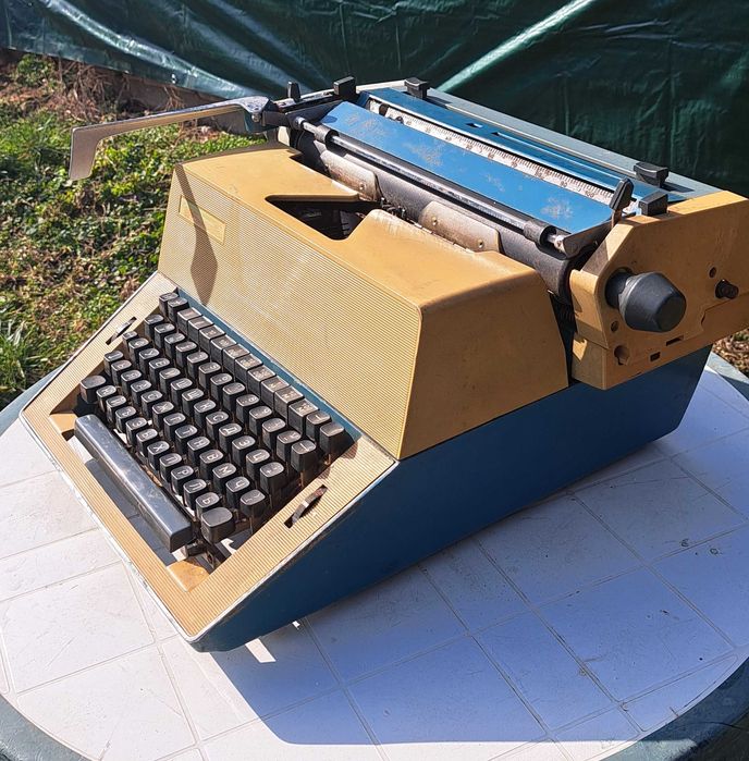 Породавам запазена, работеща пишеща машина ОПТИМА М16