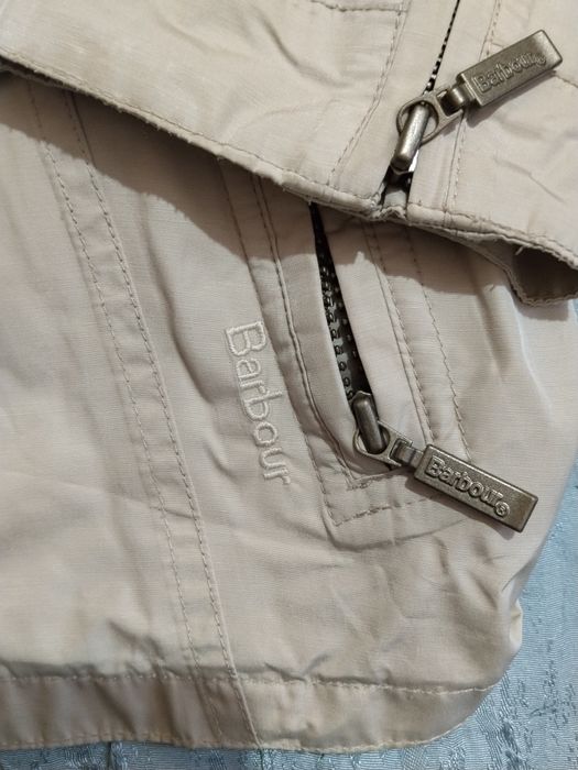 Vând geacă de damă Barbour.