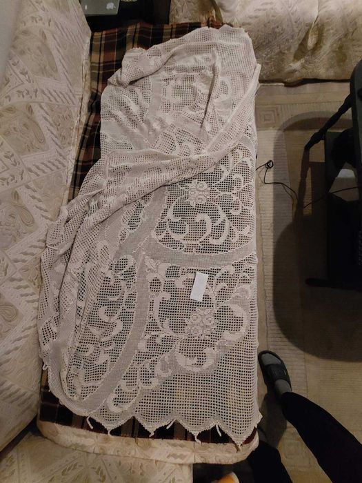 Предлагам плетени на една кука покривки за маса,ед.легла и спалня